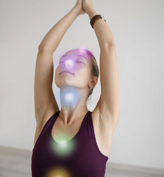 jeune-femme-meditant-avec-des-chakras-sur-son-corps
